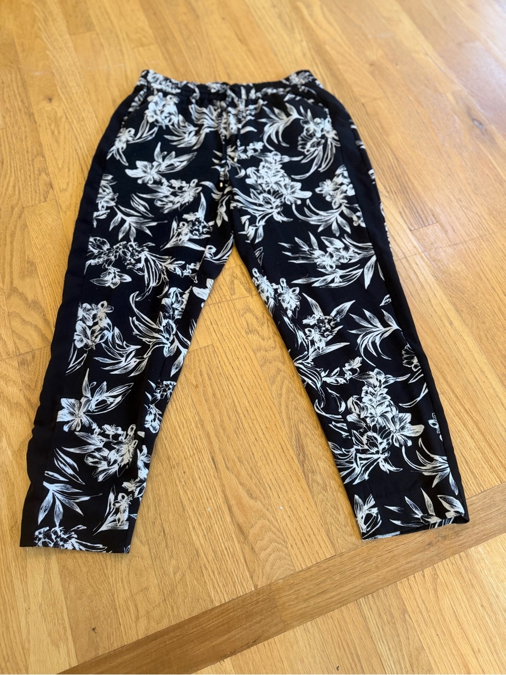 Ladies Size SR "White House Black Market" Black Floral Pull-On Joggers GUC